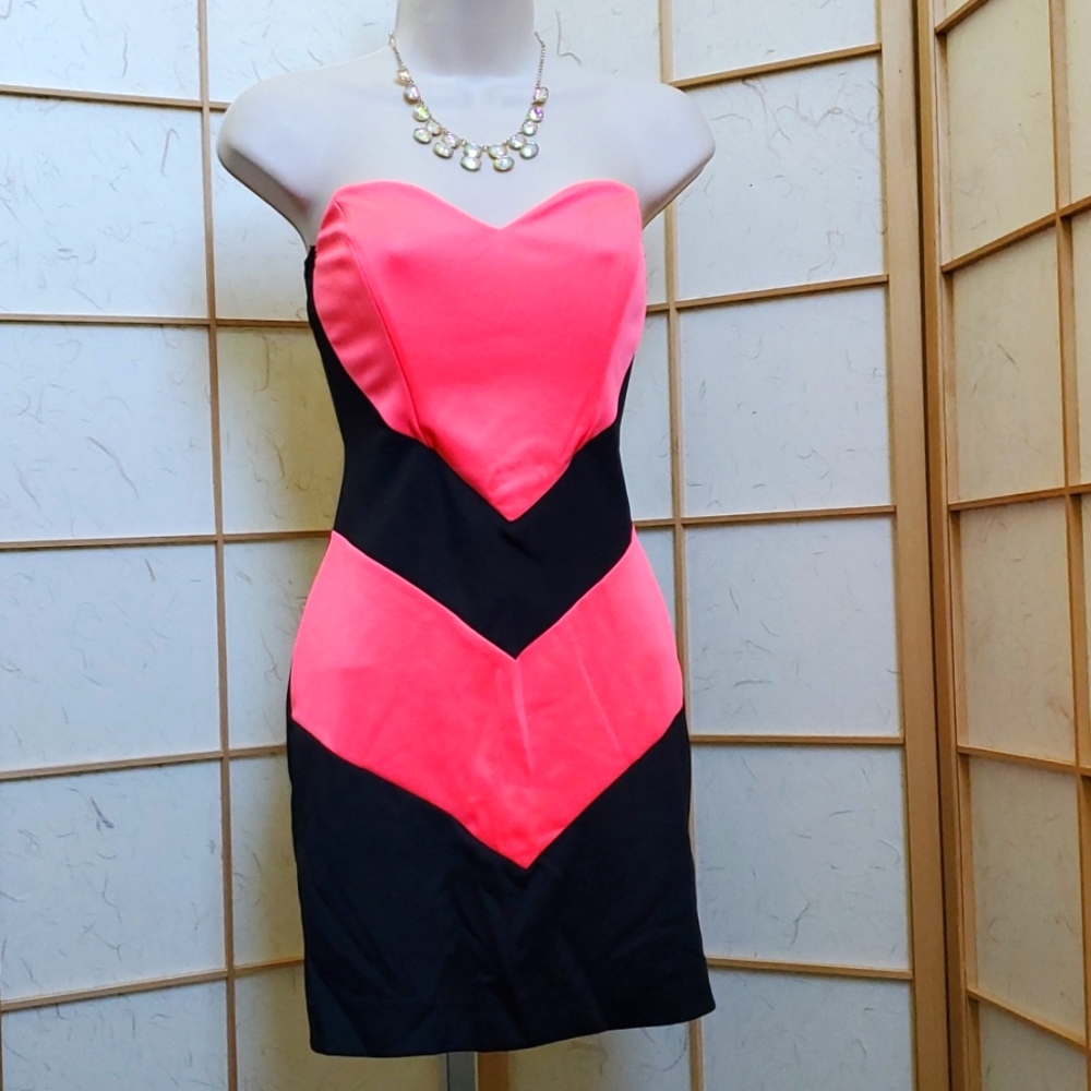 Women black/highlighter pink Lipstick Sleeveless Party Dress in a Size Small
